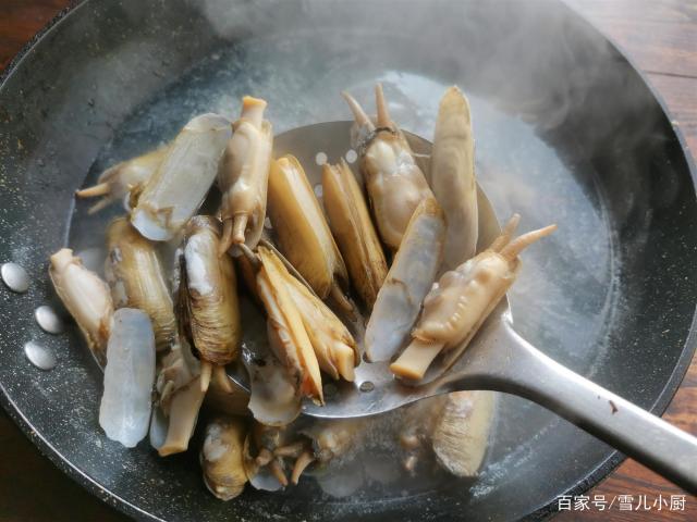 這個海鮮被稱作“小人仙”，肉質(zhì)肥美，用這個方法做，一盤不夠吃