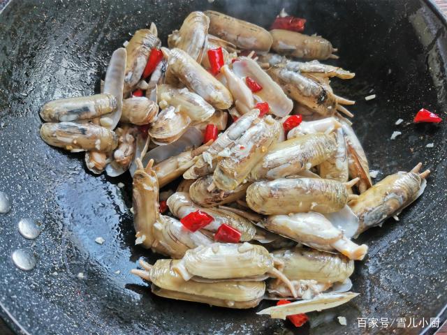 這個海鮮被稱作“小人仙”，肉質(zhì)肥美，用這個方法做，一盤不夠吃