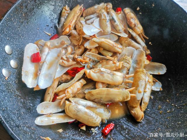 這個海鮮被稱作“小人仙”，肉質(zhì)肥美，用這個方法做，一盤不夠吃