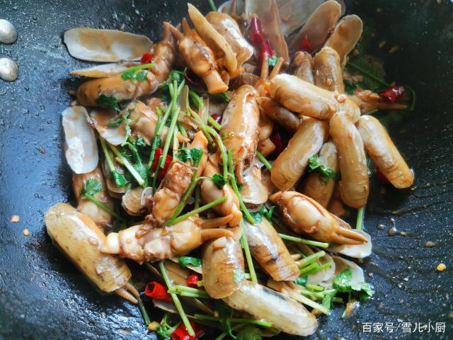 這個海鮮被稱作“小人仙”，肉質(zhì)肥美，用這個方法做，一盤不夠吃